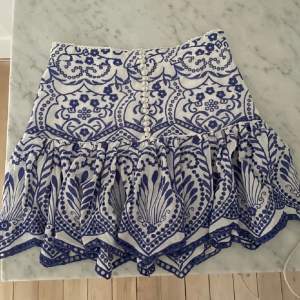 Säljer min fina kjol från zara, köpt i somras!! Säljer för 300kr men pris kan diskuteras💓💓 (lånad bild)