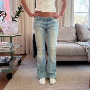Jeans!! - Jätte snygga jeans perfekt till sommar!   MIDJEMÅTT:80cm INNERBENSLÄNGDEN:75cm❤️❤️❤️