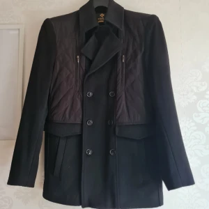 Kostymjacka/Kappa - Helt ny, otrolig snygg kappa i ull och kaschmir för män i storlek 52 i turkisk mått, alltså S. Den var lite tajt runt axlarna på min man som vanligtvis bär storlek S.