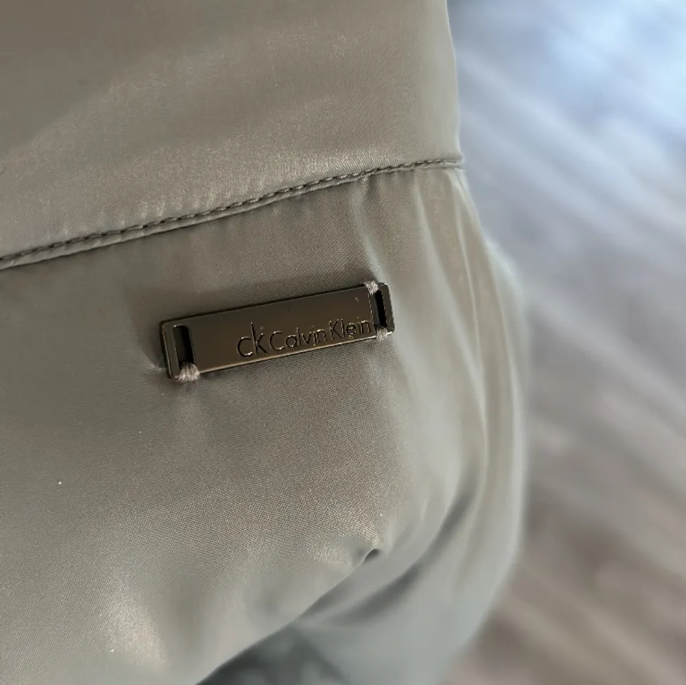 Säljer denna vårjacka från Calvin klein då den inte passar mig.. Takit.