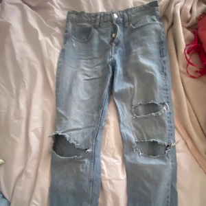 Zara jeans - Zara jeans i modellen straight mid rise! Storlek 36 har hål och i färgen mellan blå skulle jag säga! Så coola och perfekt passform till folk men storlek 34-36 och med längden 160-168 skulle jag säga är själv 165! Skriv för mer bilder av plagget🩵