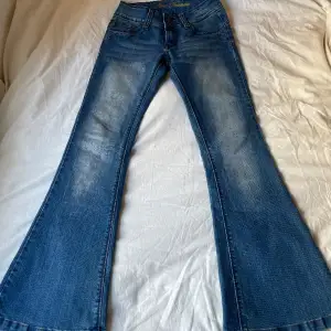 As snygggga lågmidjade jeans! Så sköna och väldigt stretchiga! Passar xs/s Midjemått:34cm Innerbenslängden: 75cm Frakt kostar 49kr!