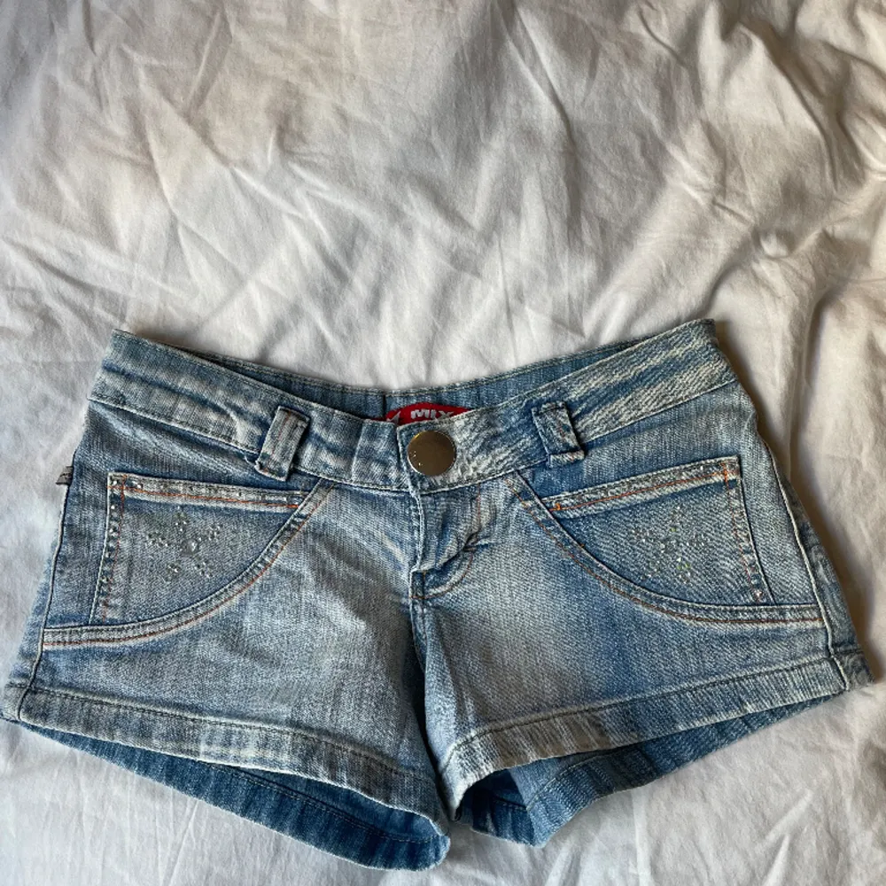 Säljer dessa as snygga jeansshorts!! Hör av er vid frågor💗. Shorts.
