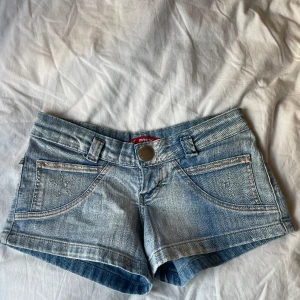 Jeansshorts  - Säljer dessa as snygga jeansshorts!! Hör av er vid frågor💗