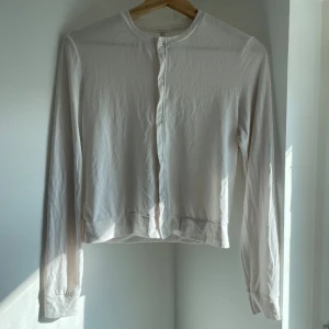Vit cardigan från American Apparel  - Tunn, jätteskön långärmad topp. 70% modal. Bra skick! 