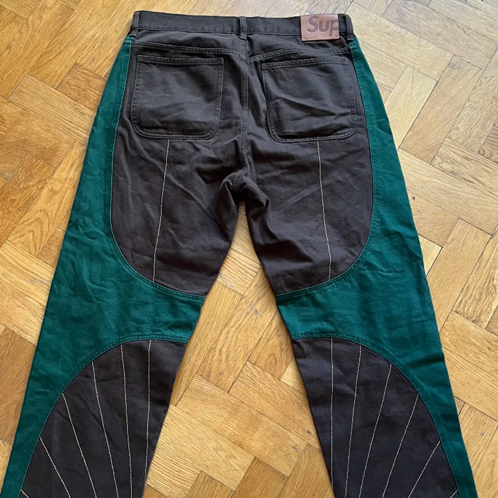 Ett par Supreme radial embroidered loose fit jeana från fw 23  Använda ett fåtal gånger  Sitter som 32/32  Finns att hämta i Stockholm eller skickas . Jeans & Byxor.
