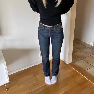 Replay jeans - Säljer dessa replay jeansen då dem är lite korta på mig. Så fina och nyskick. Waist 29 och Length 32. Jag bär normalt storlek S och är ca 172cm. Skriv vid intresse eller frågor. Pris kan diskuteras.