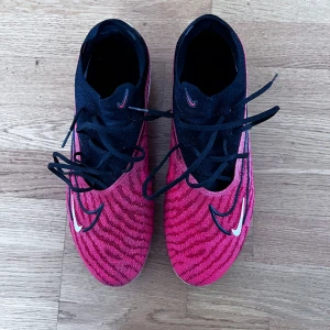 Nike Phantom GX Elite - Säljer mina fotbollsskor som var för stora, använda ett fåtal gånger. Bra skick, kommer såklart rengöra de en extra gång innan jag skickar iväg. 