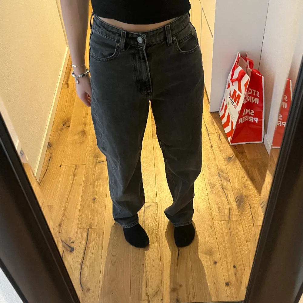 Fina svarta jeans från Hm i storlek 34 💕 Säljer eftersom dom inte kommer till användning längre. Köparen står för frakten. Tryck köp nu. Skriv om du skulle ha några frågor 💕. Jeans & Byxor.