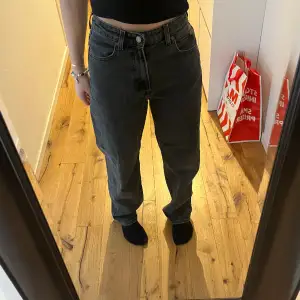 Fina svarta jeans från Hm i storlek 34 💕 Säljer eftersom dom inte kommer till användning längre. Köparen står för frakten. Tryck köp nu. Skriv om du skulle ha några frågor 💕