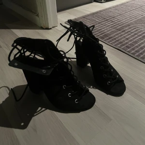 Klackar med snörning  - Skitsnygga klackar med snörning från Nelly! 