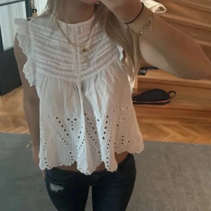Topp - Super snygg sommar topp! ( Har en vit fläck som tyvärr inte går bort, kom piv för bild )🥰