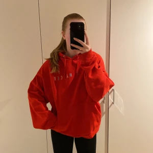 Röd hoodie - Röd hoodie med text från Weekday. Nyskick. Storlek S men oversize