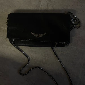 Zadig Väska - Säljer nu min Zadig väska, då jag inte använder den lika mycket längre. Inga större defekter utan ser fortfarande fräsch ut.