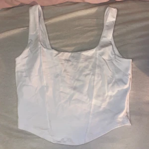 Croppad linne  - Från Gina, aldrig använd. Lite korsett liknande då den går ner där fram.