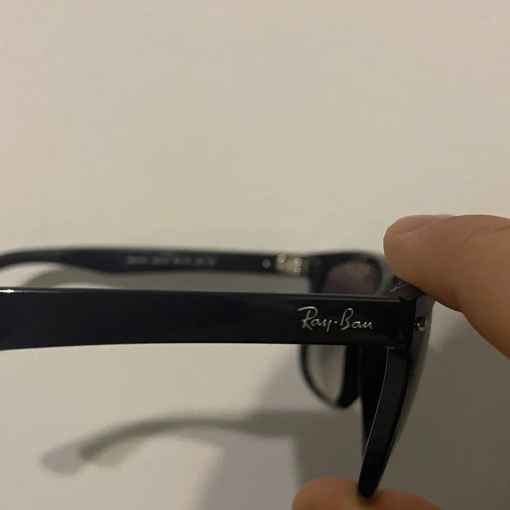 Säljer nu mina riktigt feta Rayban solglasögon! Skick 10/10 inga repor eller likande. Färgen e svart och allt på bilderna ingår. Pris kan diskuteras. Har du frågor är det bara att höra av dig!. Övrigt.