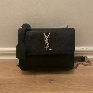 Ysl väska  - Jättefin Ysl väska som är aldrig använd💗inte äkta (skriv för bilder och mer info)