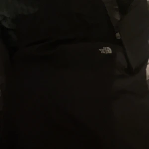 The north face jacka till salu  - North face jacka till salu knappt använd minst 3 gånger vattentät och windproof. Ps storleken passar perfekt för M/S.