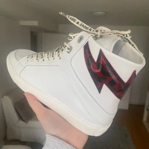 Zadig skor - Säljer mina helt oanvända Zadig sneakers eftersom jag tyvärr inte har fått någon användning för de💕 skriv för fler bilder! Nypris är 7000-8000kr. De ligger kvar i kartongen med dustbag också! Priset kan diskuteras om det blir en snabb affär!!