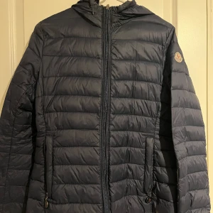 Moncler jacka - En moncler jacka som passar perfekt till våren eller hösten. Luvan kan man ha som vanligt eller vika in den i jackan. Storlek 3 - vilket blir strl M-L. Pris kan diskuteras 🫶🏼