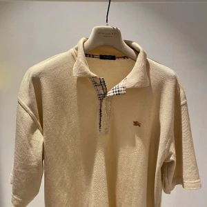 Burberry piké  - En burberry pike i grymt skick! Storlek XL. Kom dm för mer info och bilder🙌