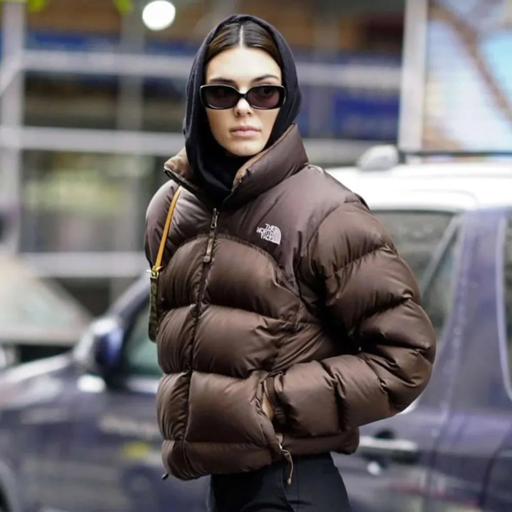 Säljer en mycket välvårdad The North Face - Brown Puffer Jacket. Denna jacka är unik och är väl känd för att vara Kendall Jenners favorit puffer jacka.. Jackor.