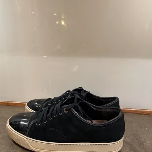 Lanvin - Hej, säljer dessa snygga Lanvins. Skorna är i gott skick och har mycket kvar att ge! Uk 8 passar 42-43! Dustbag tillkommer! Vid köp har man 50% chans utav 100 att vinna nästan helt nya Valentino Flycrews i storlek 42,5. 