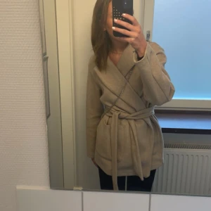 Zara kappa - Säljer min fina kappa ifrån zara, jätte fint skick. Passar perfekt nu när det börjar närma sig vår🩷