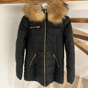 ROCKANDBLUE, BEAM MID JACKA MED NATURLIG PÄLS  - ROCKANDBLUE jacka säljs i naturligpäls då den inte passar längre. Strl 38/M i super bra skick. Använd en vinter så inga defekter finns på jackan. Skicka meddelande vid intresse/ fler bilder🤍