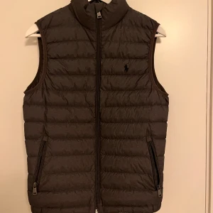 Ralph lauren väst  - Tjena, säljer en Ralph lauren väst i storlek xs. Västen är 9,5/10 i skick och är typ som ny. Nypris: 1800. Skriv vid funderingar och frågor. Ha de gött!! 