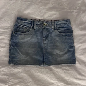Jeanskjol  - Cool jeanskjol i toppenskick, midjemått:37cm längd: ca30cm, från cron-x jeans, kolla gärna in våra andra annonser!