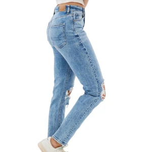 American Eagle jeans 🦅🩵 - Mina fina american eagle jeans har nu tyvärr blvit för små för mig. Modellen på byxorna är som mom jeans. Skicka för bild på!🩷Nypris: 749