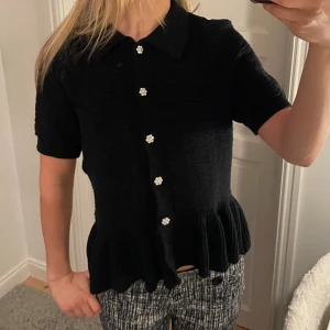 Söt tröja - Stickad tshirt från lindex med knappar och volang. Funkar att klä ner och klä upp. Storlek m, sitter såhär på mig som oftast har s. 350kr