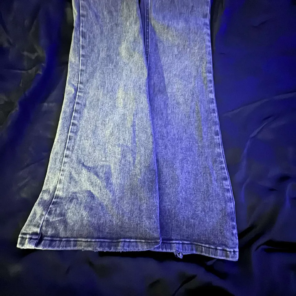 Perfect jeans från Gina tricot. Använda få gånger men mycket bra kvalite. Jag väljer att sälja dom för letar efter nya jeans. . Jeans & Byxor.