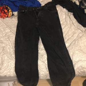 Svarta midwaist Baggy jeans. Ganska slitna längst ner men annars inga defekter. Säljer för de är för stora. Skriv till mig om ni vill ha bild när ja har på dem. 