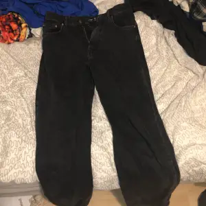 Svarta midwaist Baggy jeans. Ganska slitna längst ner men annars inga defekter. Säljer för de är för stora. Skriv till mig om ni vill ha bild när ja har på dem. 