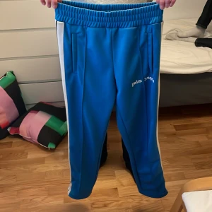 Palm angels byxor - Extremt schyssta Palm angels byxor! Unik färg och nyskick (9/10) | hör av för mer frågor eller funderingar | självklart äkta bevis finns!