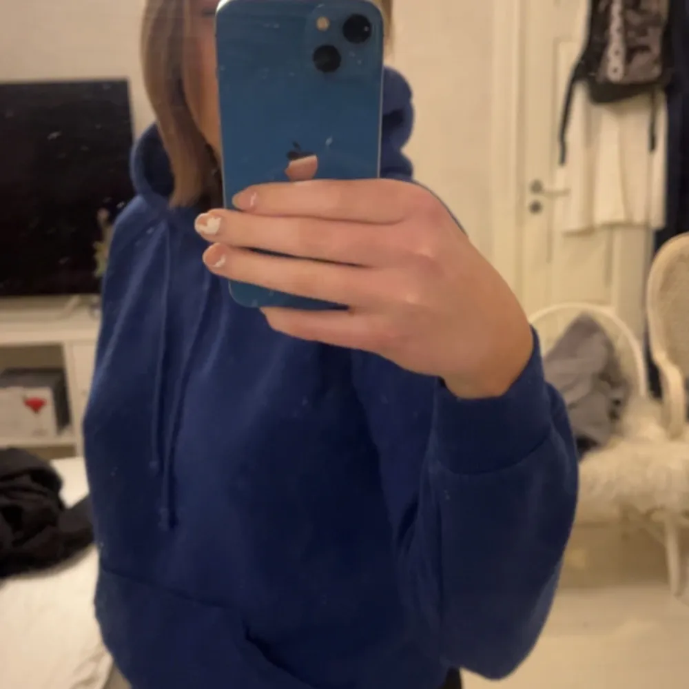 En marinblå hoodie som är ifrån Bikbok💞. Hoodies.