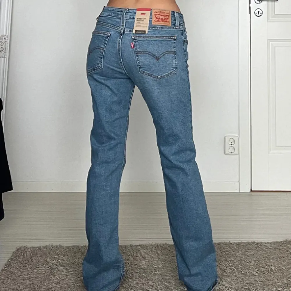 Säljer dessa superfina lågmidjade jeans ifrån Levis. Köpte de här på plick och de var helt nya med lappen kvar. Har använt de endast fåtal gånger då de var för stora i midjan för mig. Midjemått: 38 cm, innerbenslängd: 80 cm. 400 kr + frakt 🙌🏼🌸🤍💕. Jeans & Byxor.