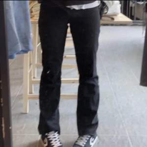 svarta jeans med coola paljetter på fickorna, säljer då det inte kommer till användning 💞  är upprättade längst ner Materialet drar åt sig hundhår, så har hundhår på sig💞