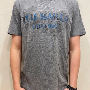 T-Shirt Ted Baker  - T-Shirt Ted Baker   Modell: 184cm & väger 73kg Storlek: S Skick: 9/10 Allmänt Använd  Material: Bomull, Polyester  Skriv om ni har frågor! 