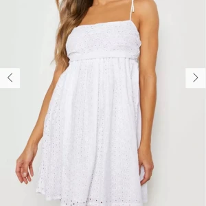 Klänning  - Vit klänning från BooHoo 🤍 Perfekt till studenten, säljer då jag hittat en annan, endast testad 🤍