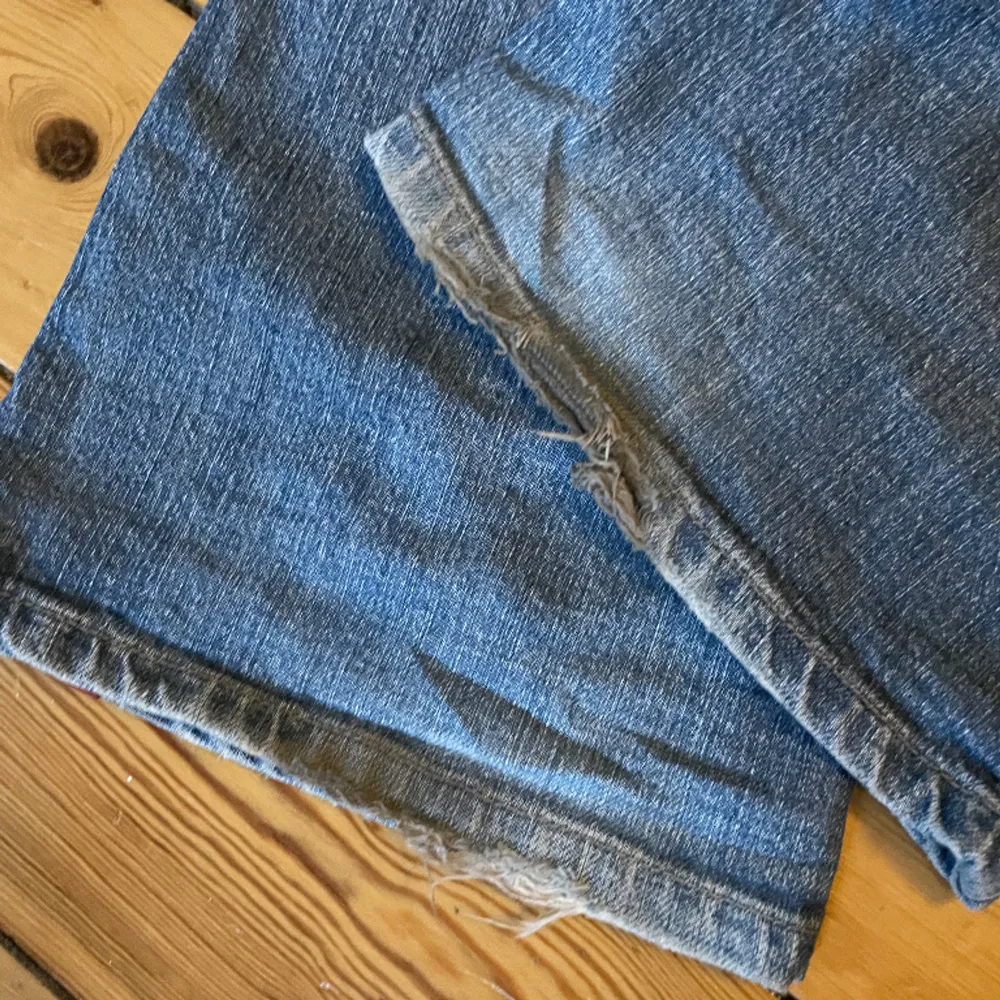 Lågmidjade jeans från esprit, tyvärr lite slitna längst ner (därav priset) Midjemått: 78cm Innerbenslängd: 80cm . Jeans & Byxor.