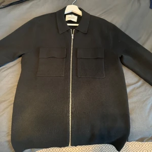 Jack & Jones overshirt  - Tjena, säljer nu min Jack & Jones overshirt som passar perfekt nu till våren. Köpte den på Jack & Jones i september för 800kr. Har använt den fåtal gånger. Tveka inte att höra av dig vid frågor! 