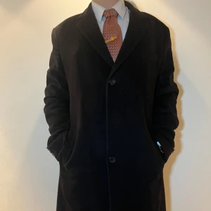 Boss Black Rock - Boss Black H-Hyde 234 - Utforska en ny dimension av lyx med denna rock i kashmir. Med sutt förfinade snitt och exklusiva material tar den din look till nästa nivå, samtidigt som den omfamnar dig i ren mjukhet. Nypris 5399. Vårt pris 1372kr!