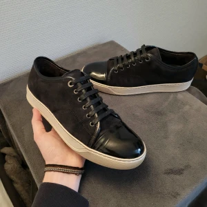 Lanvin skor - Riktigt feta svarta lanvin skor! Uk 8, passar 42-43. Fint skick, inga skador! Enbart skorna därav det låga priset!