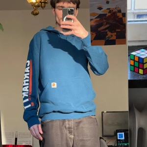 Carhartt hoodie - S men sitter som M typ. Tryck på armen. 