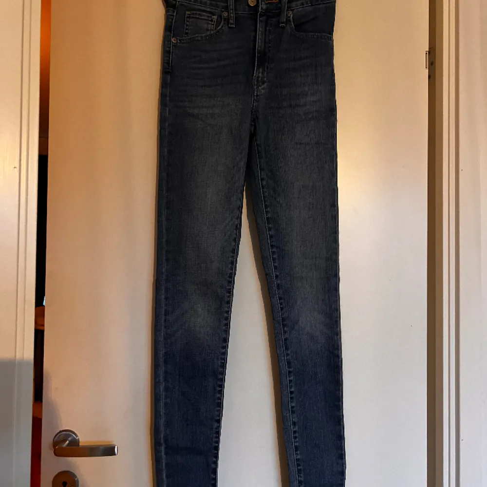 Snygga Skinny jeans från levi’s. Använda max 3 gånger, är i fint skick.. Jeans & Byxor.