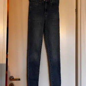 Snygga Skinny jeans från levi’s. Använda max 3 gånger, är i fint skick.