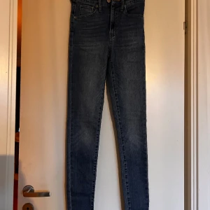 Skinny jeans - Snygga Skinny jeans från levi’s. Använda max 3 gånger, är i fint skick.